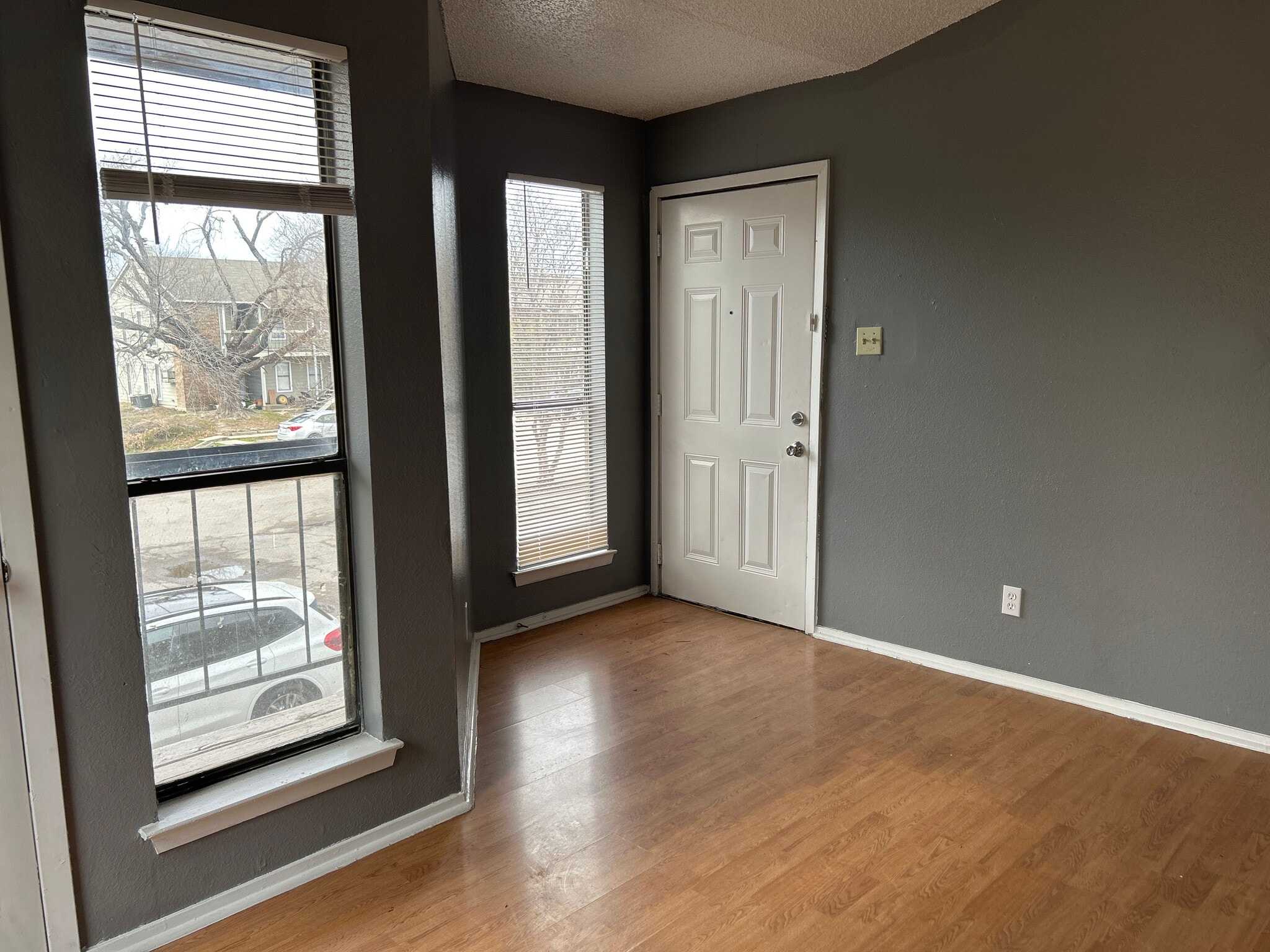 Building Photo - Room in Apartment on West Loop