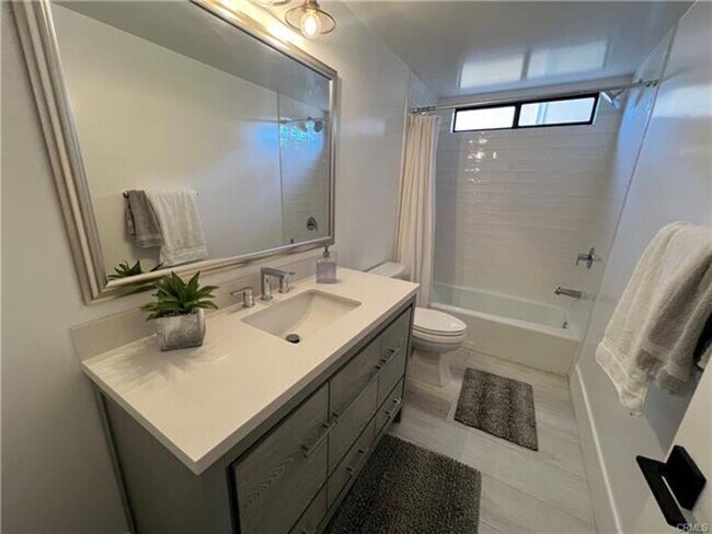 Building Photo - Stunning Lakefront Retreat in Gated Canyon...