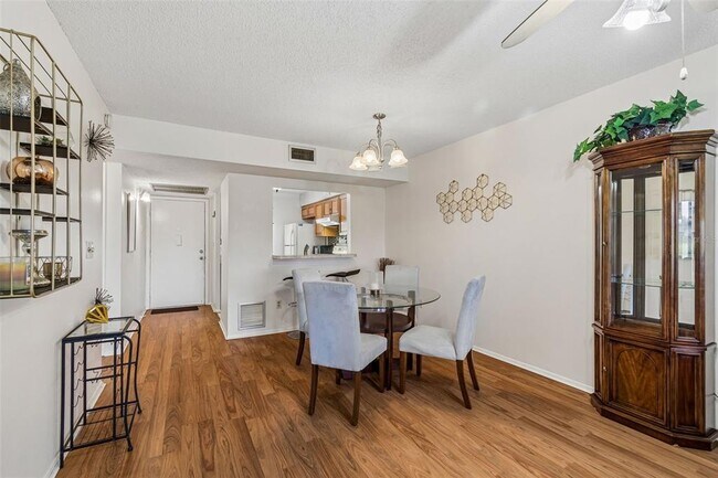 Building Photo - 11110 Carriage Hill Dr
