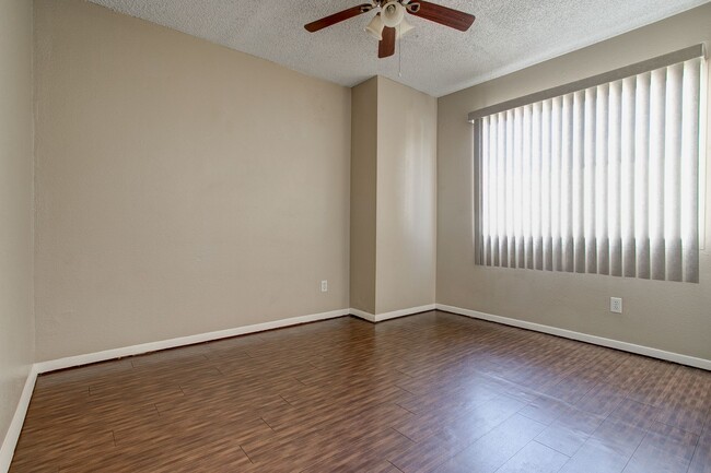 Building Photo - Wonderful Townhome centrally located.  Kit...