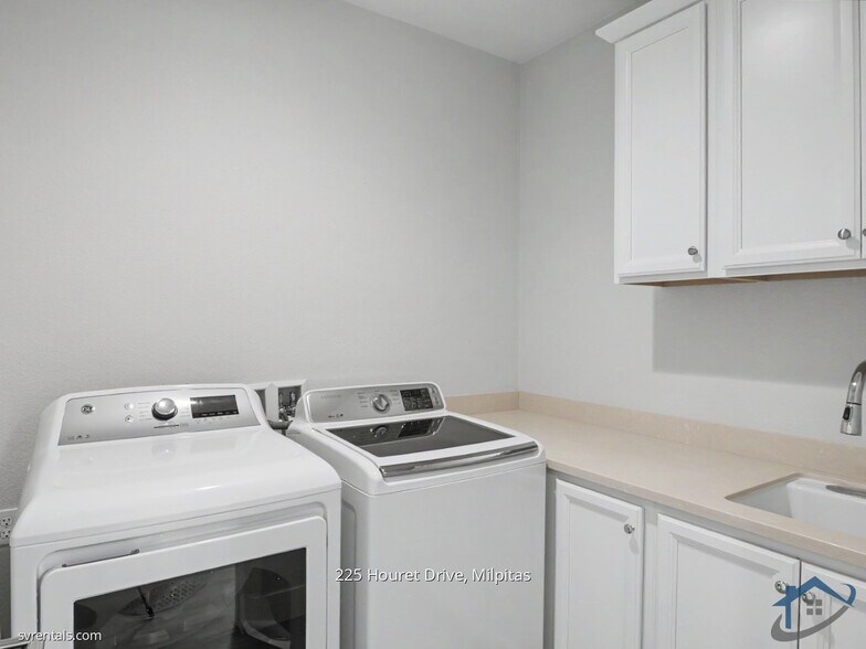 Building Photo - 225 Houret Dr