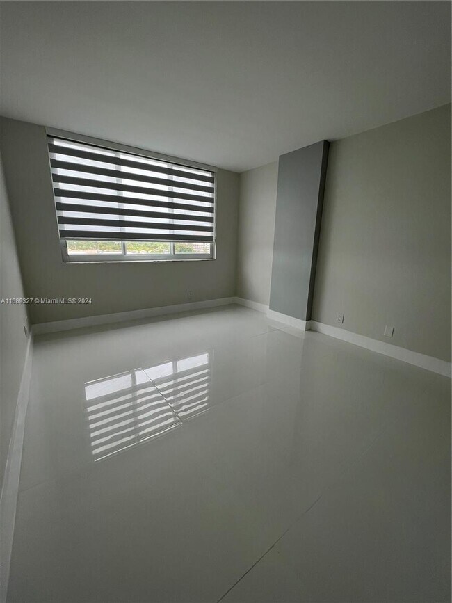 Building Photo - 4200 Hillcrest Dr