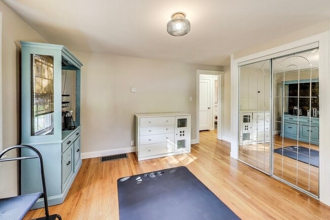 Building Photo - 40 Dunster Ln