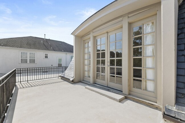 Building Photo - Elegant Living Minutes from the Medical Ce...