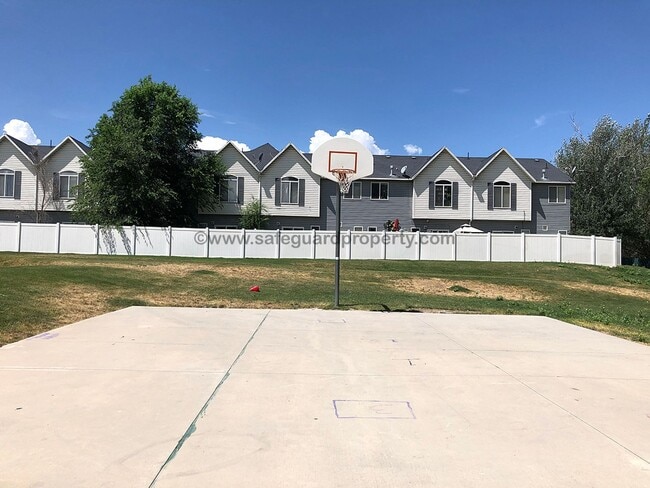 Building Photo - Beautiful Townhome in Wonderful Gated Comm...
