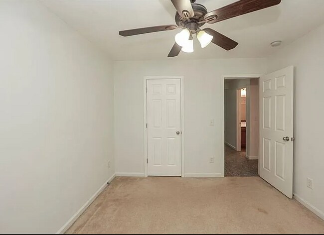 Building Photo - 5260 Sherwood Way
