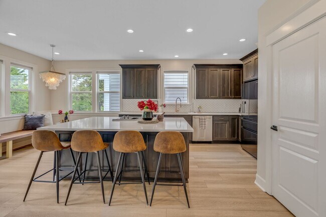 Building Photo - Stunning, spacious 4-bdrm/4-bath in Tigard. Fireplace, massive decks, next to nature