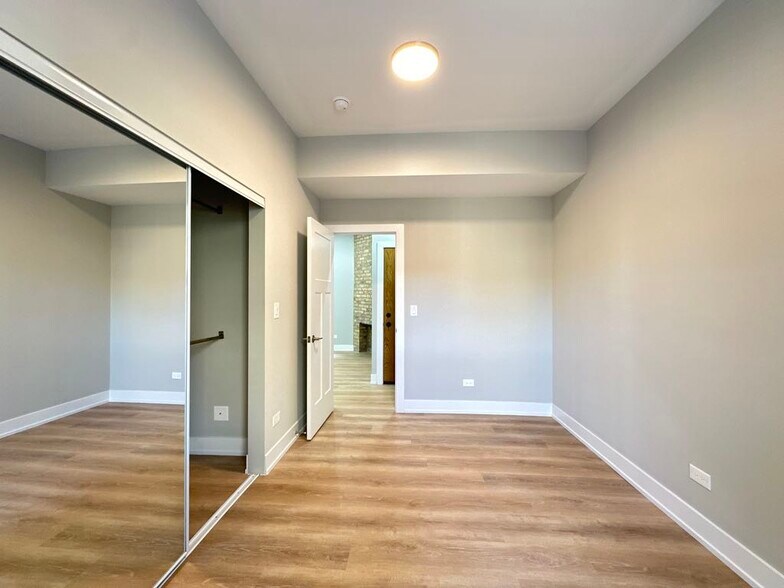 Building Photo - 433 W Belden Ave
