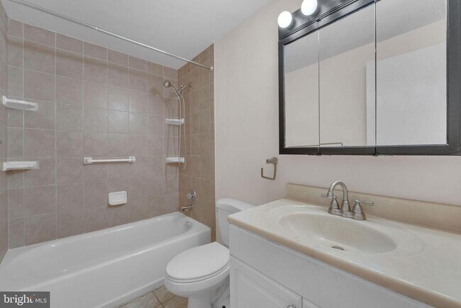Building Photo - 40 Rittenhouse Dr