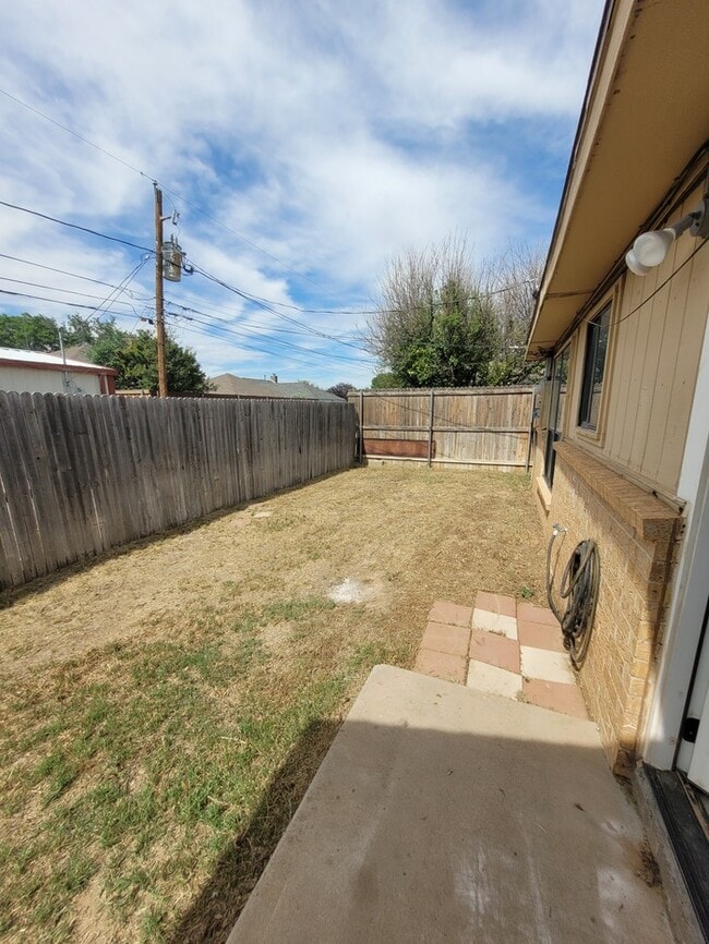 Building Photo - 2 bed 2 bath duplex unit