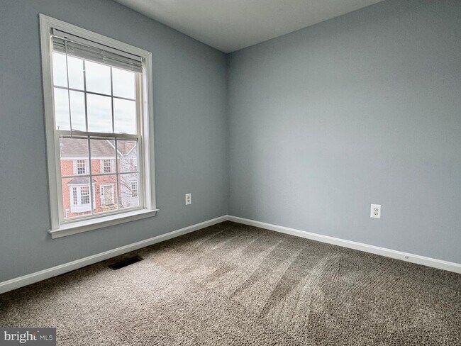 Building Photo - 2601 Emerson Dr