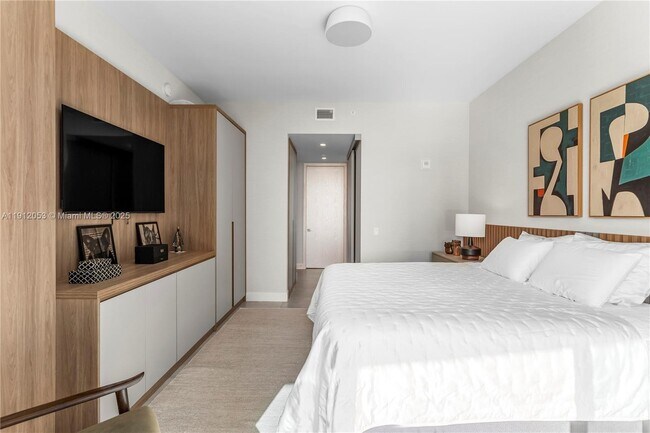 Building Photo - 17550 Collins Ave