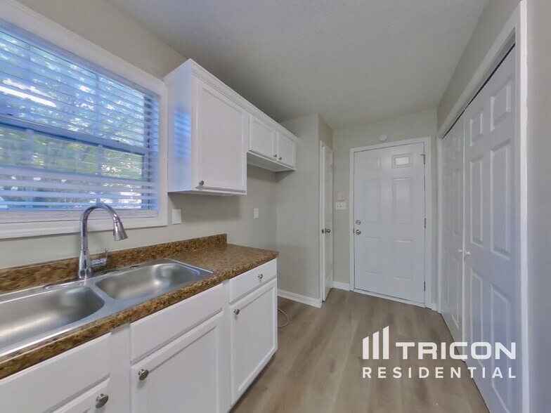 Building Photo - 520 Sarah's Ln