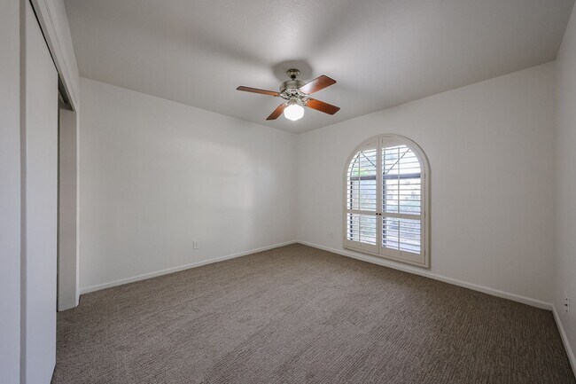 Building Photo - Scottsdale Country Club Living!