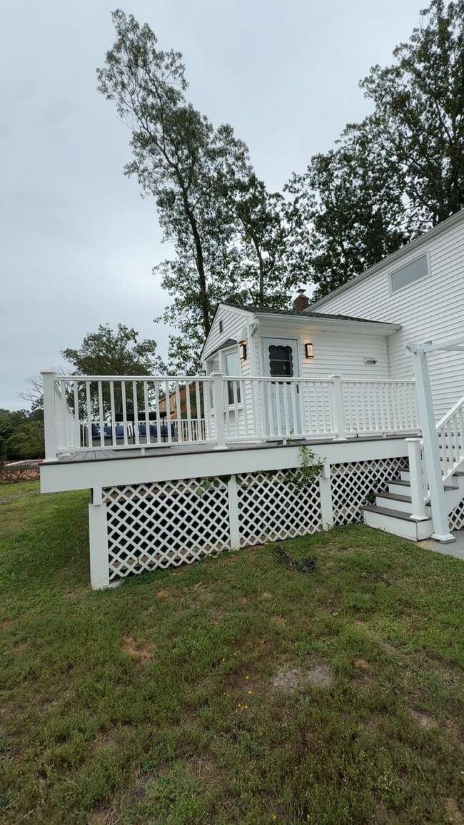 Building Photo - 17 Roslyn Dr
