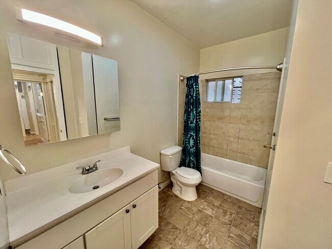 Building Photo - 530 Shrader St