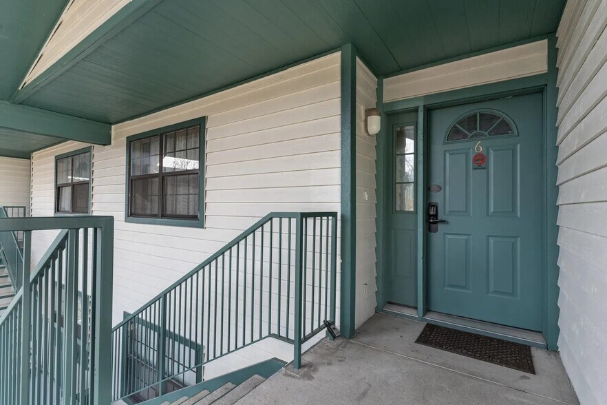 Building Photo - 2700 Green Mountain Dr