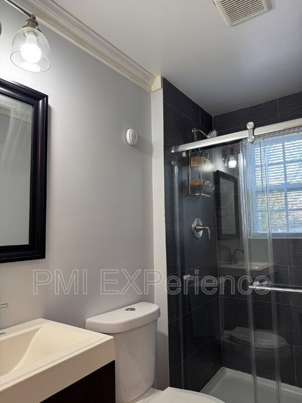 Building Photo - 2204 Ramblewood Dr