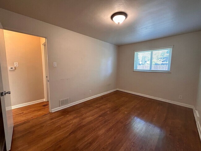 Building Photo - $0 DEPOSIT OPTION. CHARMING 2BED/1BATH DUPLEX NEAR SLOAN LAKE!!