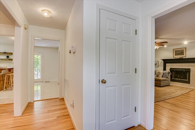 Building Photo - 869 Hickory Ridge Rd