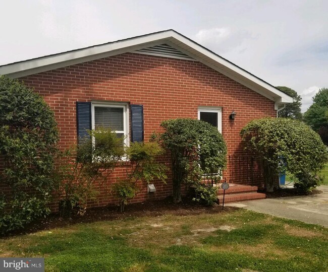 Building Photo - 219 E Chew Ave