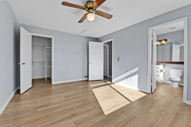 Building Photo - $2,540.95 with $300 off the first month's Rent- 4 Bedroom, 1.5 Bath, Single Family Home in Aurora...