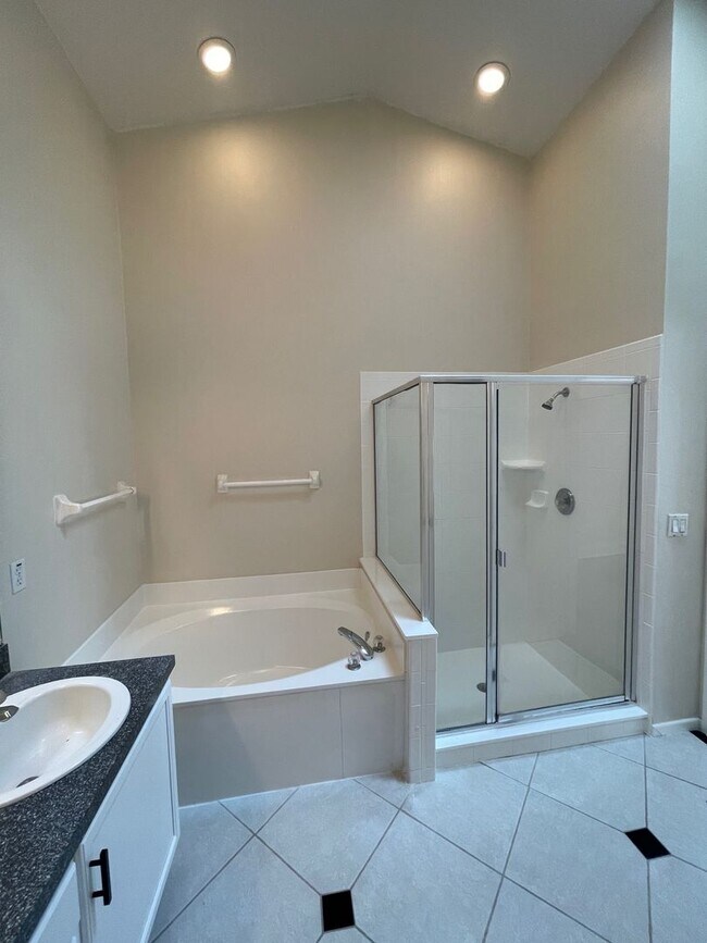 Building Photo - 4 Bedroom, 2 Bathroom Single Family Home