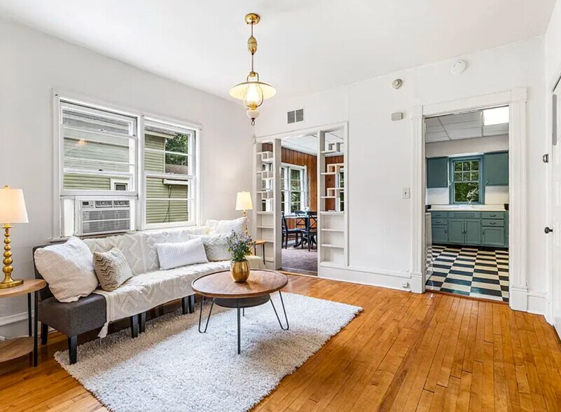 Building Photo - 2628 Quincy St NE