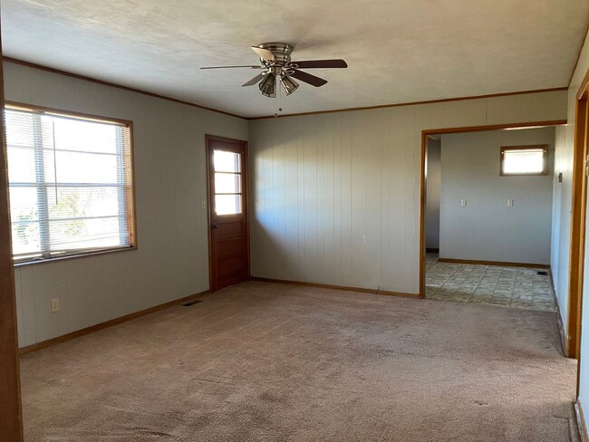 Building Photo - Newly updated No Pet 3 bedroom 2 bath bric...