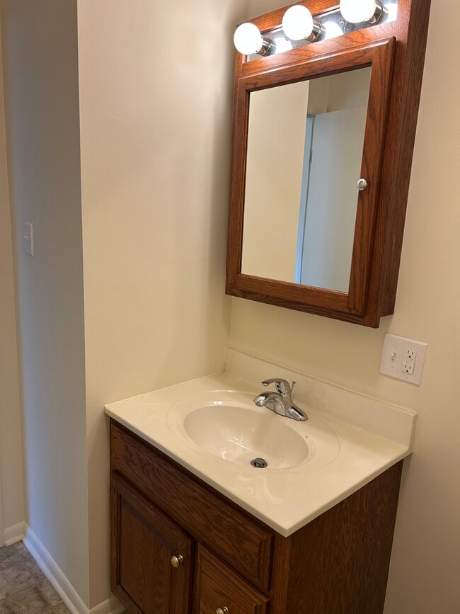 Building Photo - 4 Village Pointe Ln