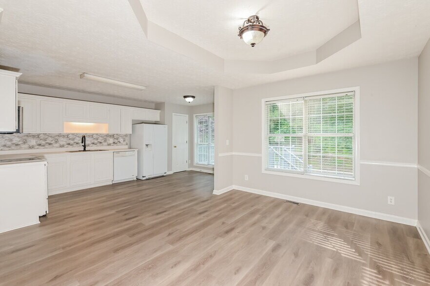 Building Photo - 9385 Eagles Landing Dr