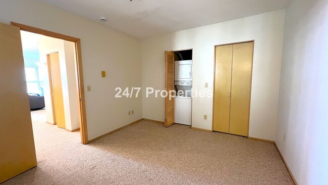 Building Photo - Hilltop 1BD I 1BA Condo + FREE month of re...