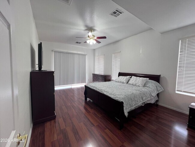 Building Photo - 218 E Sunburst Ln