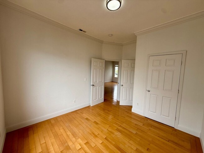 Building Photo - 2068 McAllister St