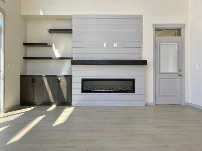 Building Photo - Stunning Southridge Rental with RV Garage & Luxury Finishes!