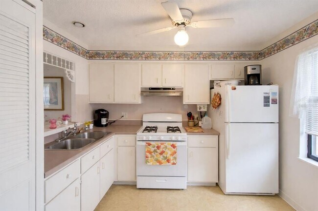 Building Photo - 1428 Arrowhead Cir W