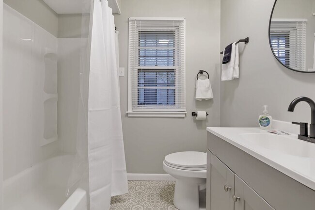 Building Photo - 1275 E Weber Rd