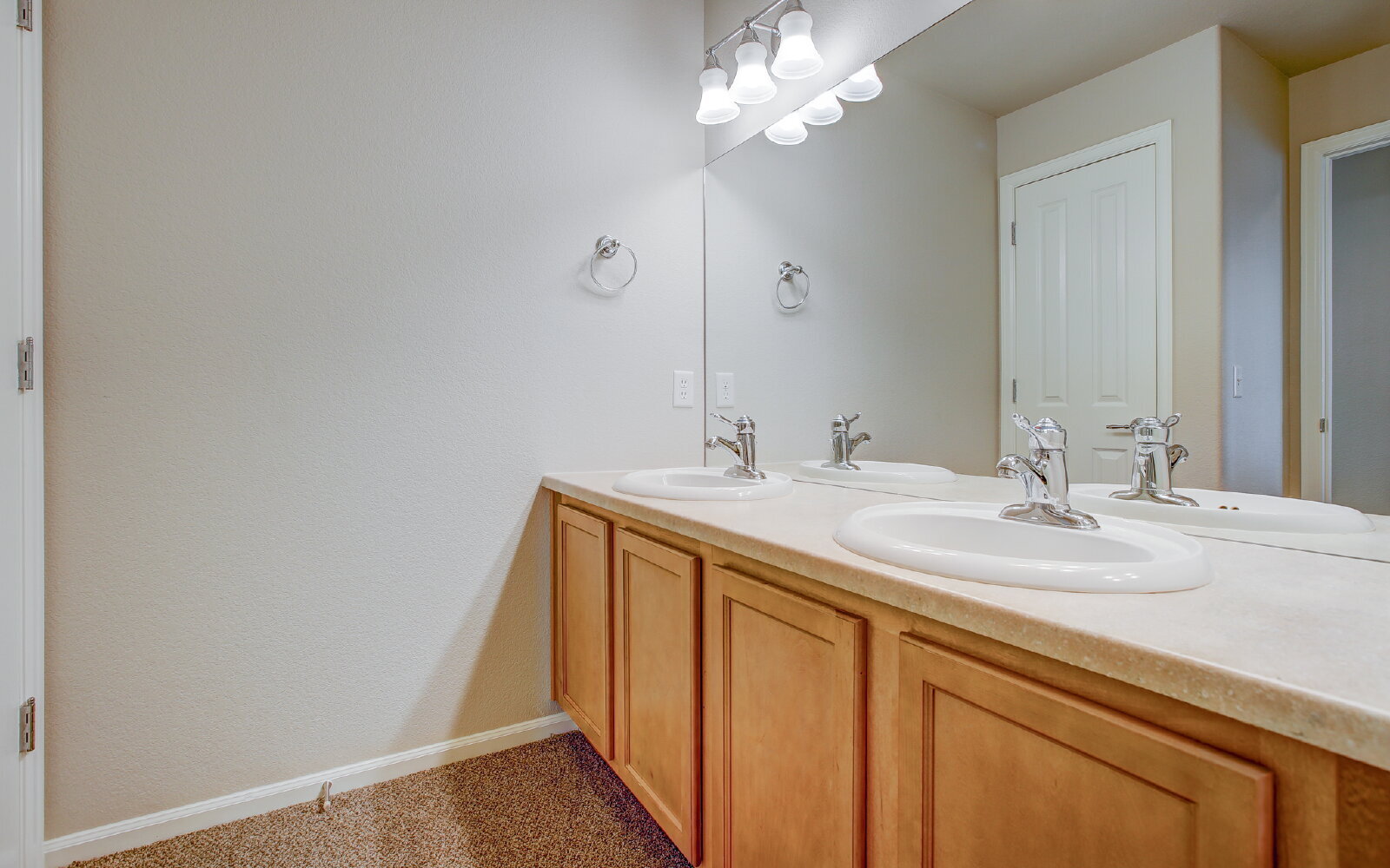 Building Photo - Granite Kitchen, Central AC, Oversized Gar...