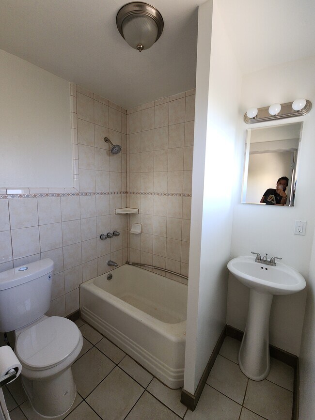 bathroom 2 - 1622 S Campbell Ave