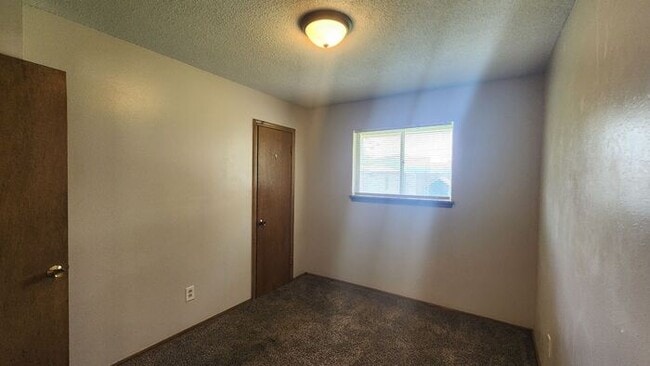 Building Photo - 3 Bed 1 Bath 1 Car Garage in the Leonhardt...