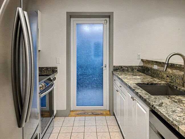 Building Photo - Beautiful Queen Anne Condo with Puget Sound Views & Secure Parking!