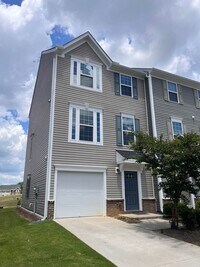 Building Photo - Lovely Townhouse