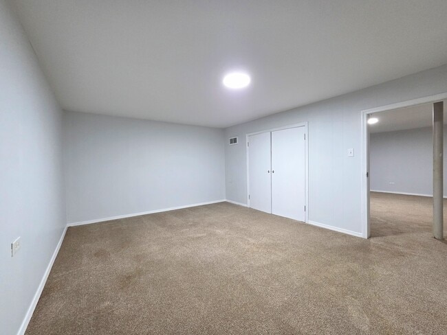 Building Photo - 29 E Lake Shore Dr