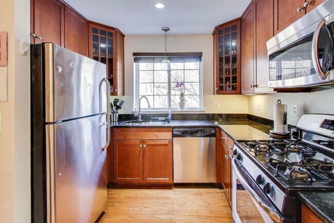 Building Photo - Light-filled 2bd/2ba right on S Four Mile Run $2850