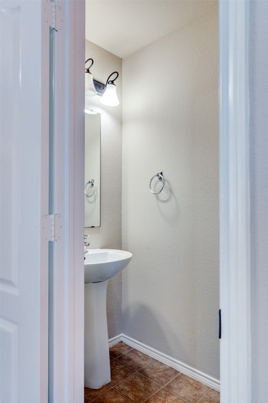 Building Photo - 8620 Star Thistle Dr