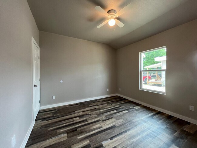 Building Photo - 8109 Glider Ave