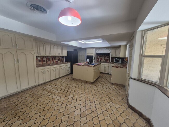 Building Photo - Spacious 4 bedroom 2 bath