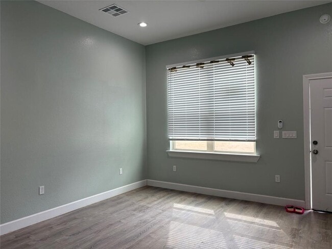 Building Photo - 120 Boxwoods Ln