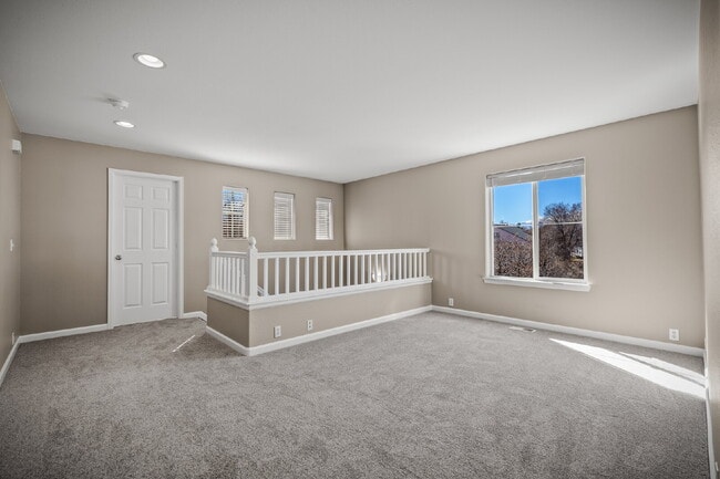 Building Photo - Beautiful 2 Bedroom End-Unit Townhouse in Montarbor Villas w/ Mountain Views