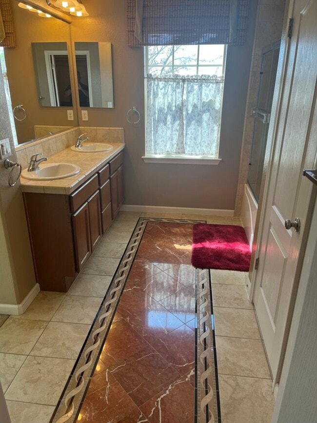 Building Photo - 3 bedroom 3 bathroom with bonus room in No...